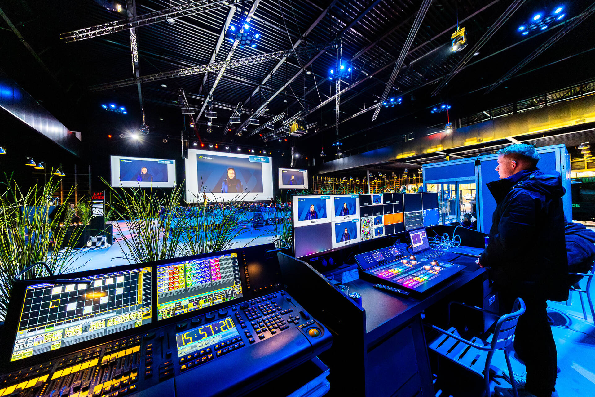 De tafel van techniek in de Midden Nederland Hallen met een evenement in de evenementenhal op de achtergrond